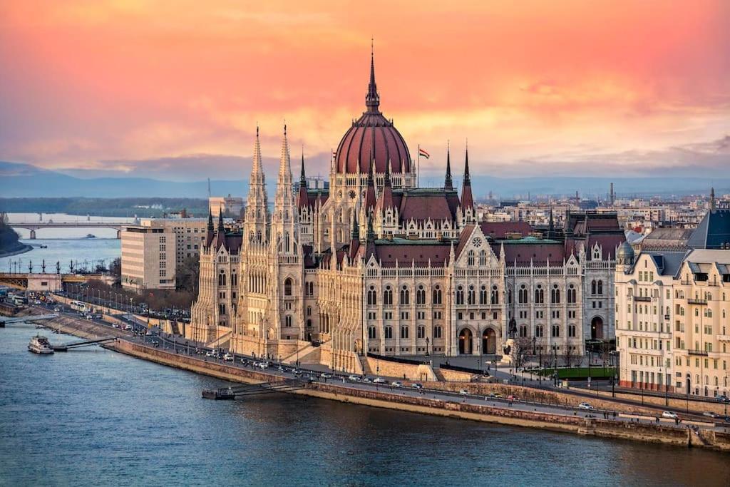 Luxury Apartment In The City Center With Parking Budapest Bagian luar foto